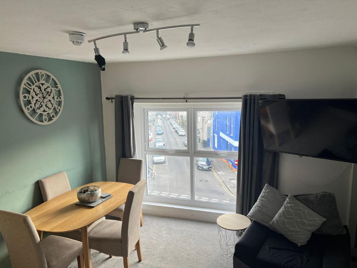 Topzy-Turvy - 1 Bedroom Apartment Swansea Bagian luar foto